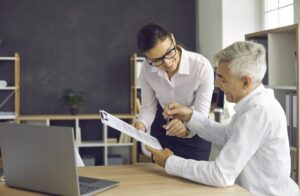 osoba starsza rozmawiająca z pracownikiem banku o ubezpieczeniu