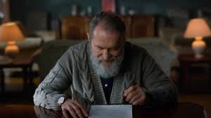 osoba starsza analizująca warunki ubezpieczenia