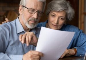 para seniorów omawiająca decyzję o ubezpieczeniu