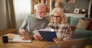 para seniorów analizująca ubezpieczenie mieszkania
